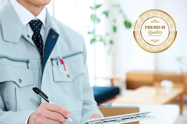 誠実な印象を与える作業服姿のスタッフと、品質基準をクリアしたことを示すエンブレムの合成画像