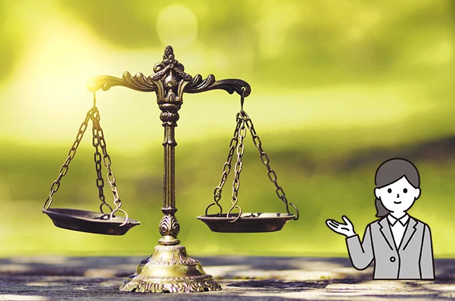 公平性を象徴する天秤の画像と、中立な立場で案内を行う女性アドバイザーのイラスト